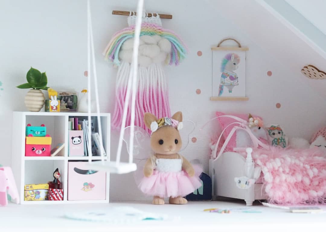 Modern dollhouse met handgemaakte kleedjes en meer #MiniHomes
