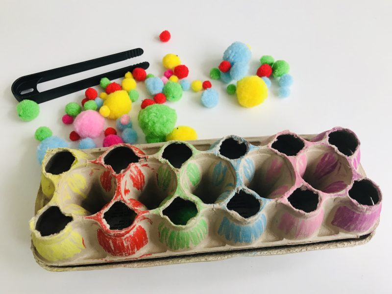 Kleuren leren + sorteren + pincet greep oefenen met deze eierdoos DIY